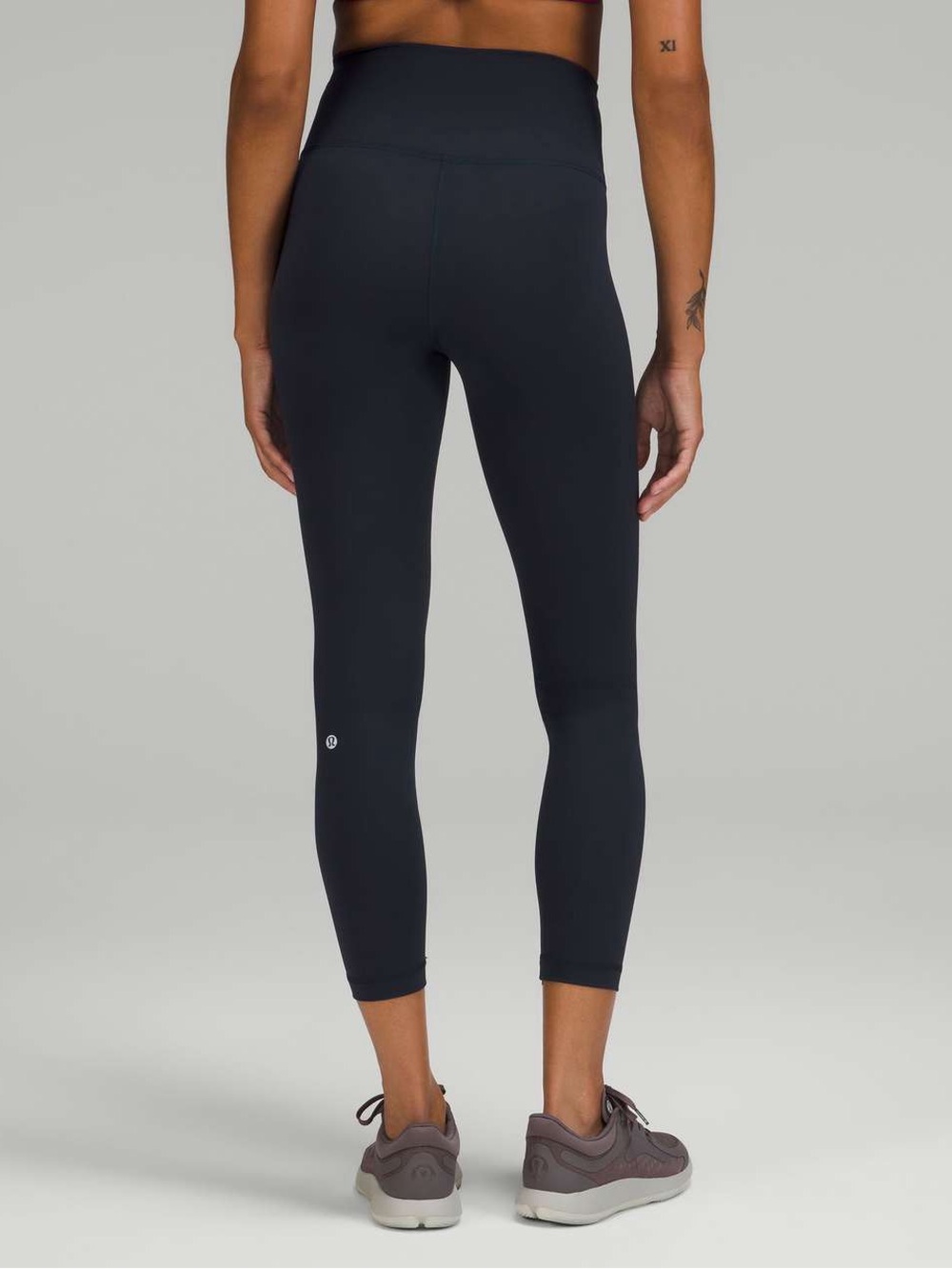 Lululemon Wunder Train High-Rise Tight 25"
True Navy Size 6